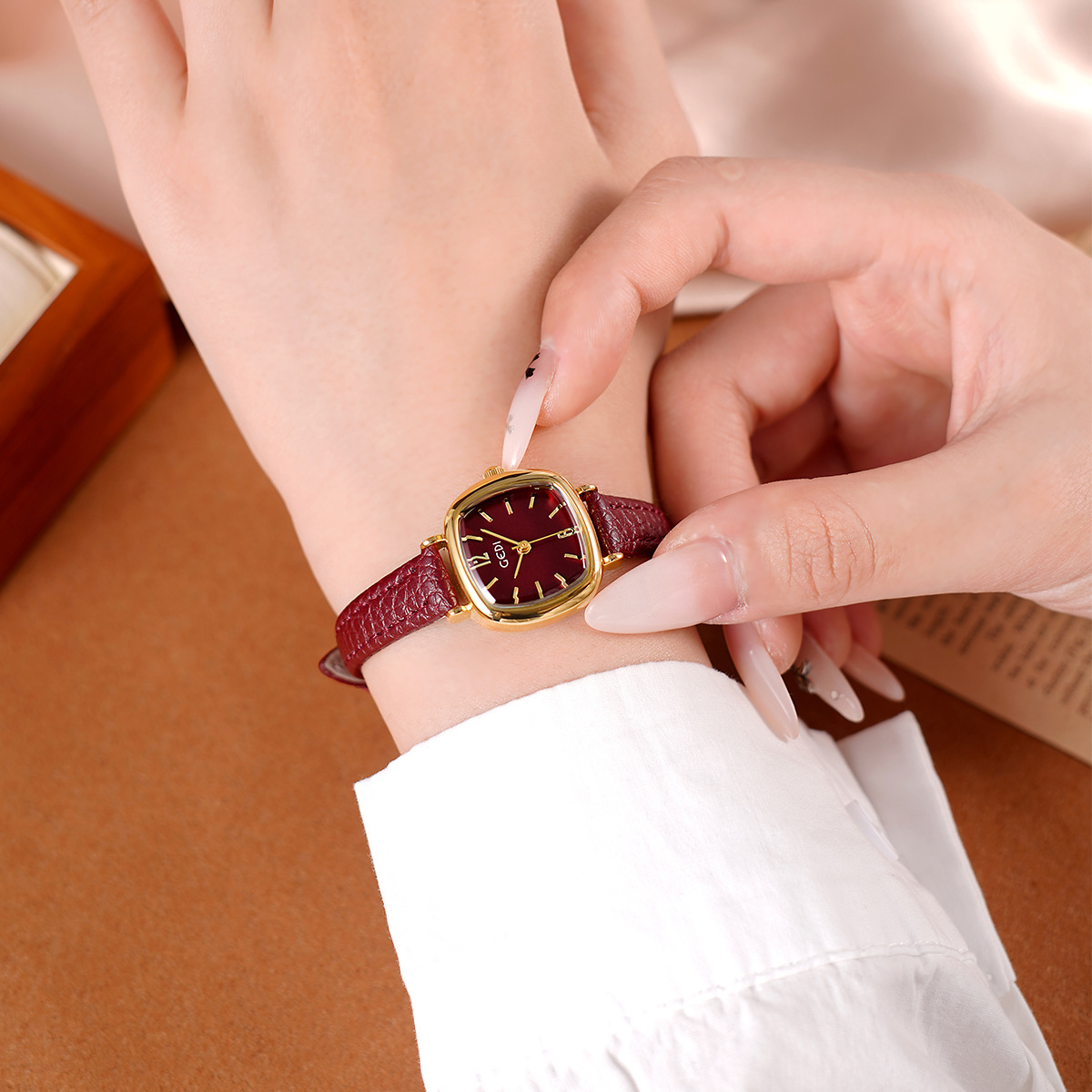 UTHAI 61018 CQ490 Simplicidade - Luxury Watch Value avaliação e preço