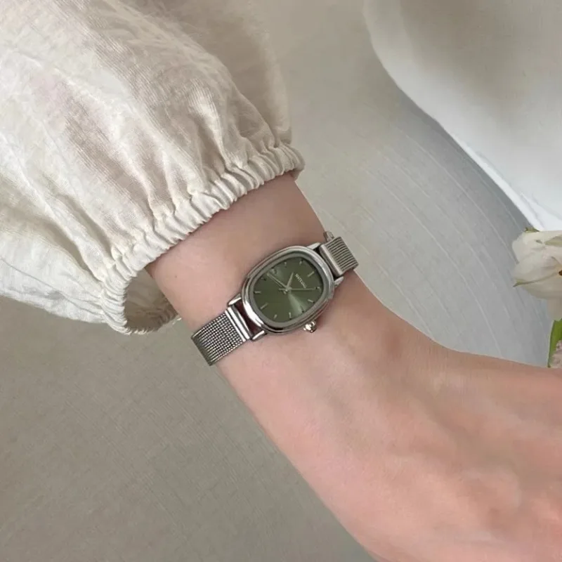Pequeno mostrador oval relógio - Luxury Watch Safe avaliação e preço