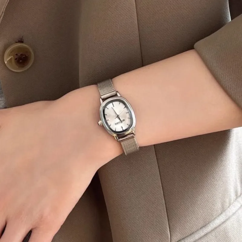 Pequeno mostrador oval relógio - Luxury Watch Safe avaliação e preço